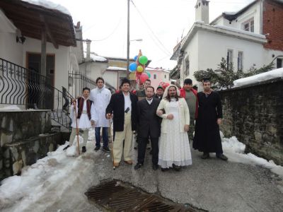 Όταν η τριχωτή νύφη πήρε το γαμπρό ...παραμάσχαλα.