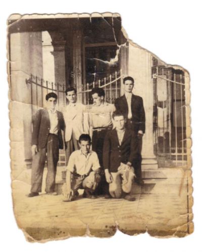 Όρθιοι από αριστερά: Τασιώκας Καρβούνης, Αντώνης Στυλογιάννης, Μήτσιος Μαλαμίτσης και Γιάννης Ζαφείρης.
Καθιστοί: Σωτήρης Τσιαδήμας και Λεωνίδας Μαλαμίτσης.