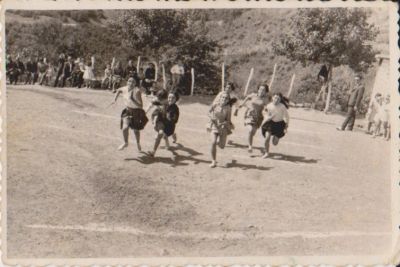 &Sigma;&chi;&omicron;&lambda;&iota;&kappa;ό έ&tau;&omicron;&sigmaf; 1964-1965.<br />&Tau;&eta; &phi;&omega;&tau;&omicron;&gamma;&rho;&alpha;&phi;ί&alpha; &mu;&alpha;&sigmaf; έ&sigma;&tau;&epsilon;&iota;&lambda;&epsilon; &eta; &Alpha;&gamma;&gamma;&epsilon;&lambda;&iota;&kappa;ή &Tau;&sigma;&iota;&gamma;ά&rho;&alpha;.
