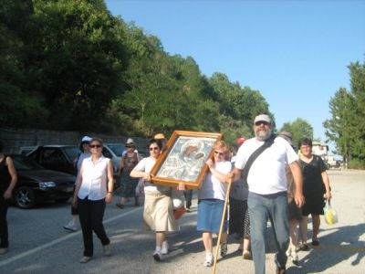 &Tau;&eta; &phi;&omega;&tau;&omicron;&gamma;&rho;&alpha;&phi;ί&alpha; &mu;&alpha;&sigmaf; έ&sigma;&tau;&epsilon;&iota;&lambda;&epsilon; &eta; &Kappa;&alpha;&tau;&epsilon;&rho;ί&nu;&alpha; &Gamma;&iota;&alpha;&nu;&nu;&alpha;&kappa;&omicron;&pi;&omicron;ύ&lambda;&omicron;&upsilon;.