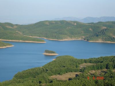 &Tau;&eta; &phi;&omega;&tau;&omicron;&gamma;&rho;&alpha;&phi;ί&alpha; &mu;&alpha;&sigmaf; έ&sigma;&tau;&epsilon;&iota;&lambda;&epsilon; &omicron; &Pi;&epsilon;&rho;&iota;&kappa;&lambda;ή&sigmaf; &Mu;&alpha;&lambda;&alpha;&mu;ί&tau;&sigma;&eta;&sigmaf;.