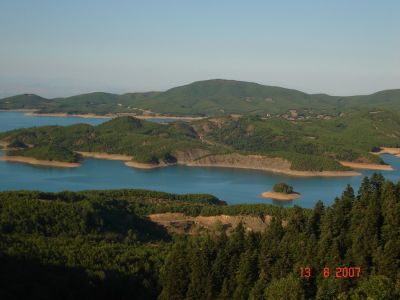 &Tau;&eta; &phi;&omega;&tau;&omicron;&gamma;&rho;&alpha;&phi;ί&alpha; &mu;&alpha;&sigmaf; έ&sigma;&tau;&epsilon;&iota;&lambda;&epsilon; &omicron; &Pi;&epsilon;&rho;&iota;&kappa;&lambda;ή&sigmaf; &Mu;&alpha;&lambda;&alpha;&mu;ί&tau;&sigma;&eta;&sigmaf;.