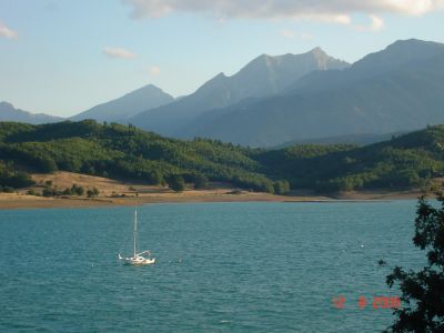 &Tau;&eta; &phi;&omega;&tau;&omicron;&gamma;&rho;&alpha;&phi;ί&alpha; &mu;&alpha;&sigmaf; έ&sigma;&tau;&epsilon;&iota;&lambda;&epsilon; &omicron; &Pi;&epsilon;&rho;&iota;&kappa;&lambda;ή&sigmaf; &Mu;&alpha;&lambda;&alpha;&mu;ί&tau;&sigma;&eta;&sigmaf;.