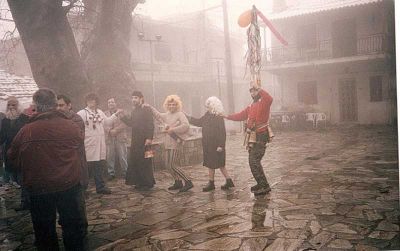 Οι Λουκατζαραίοι χορεύουν στην πλατεία.
Φωτο: Ανδρέας Αδαμόπουλος.