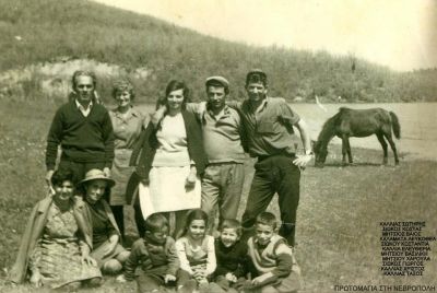 Όρθιοι από αριστερά: Βάιος Μήτσιος, Καλαμάτα Λευκοθέα, Σιώκου Κωνσταντία, Σιώκος Κώστας, Καλλιάς Σωτήρης. Καθιστοί: Καλλιά Ελευθερία, Μήτσιου Βασιλική, Χρήστος Καλλιάς, Χαρούλα Μήτσιου, Τάσος Καλλιάς και Γιώργος Σιώκος.